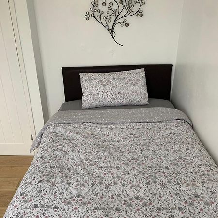 Luton Airport House In Quiet And A Very Pleasant Area, Near London Luton Airport Лутон Экстерьер фото
