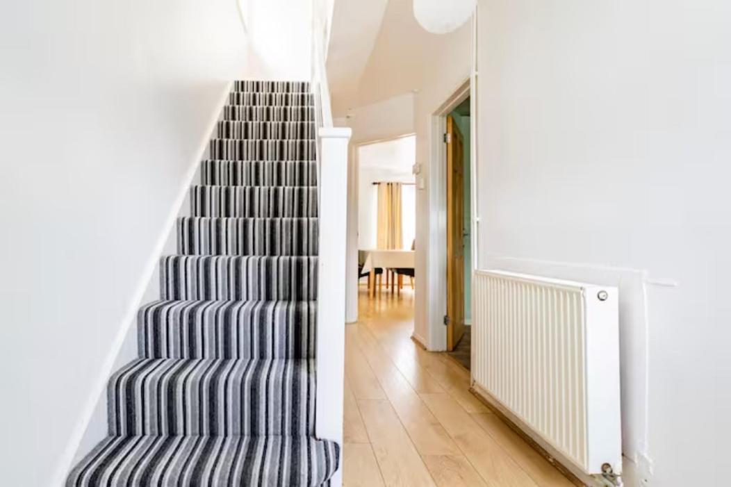 Luton Airport House In Quiet And A Very Pleasant Area, Near London Luton Airport Лутон Экстерьер фото