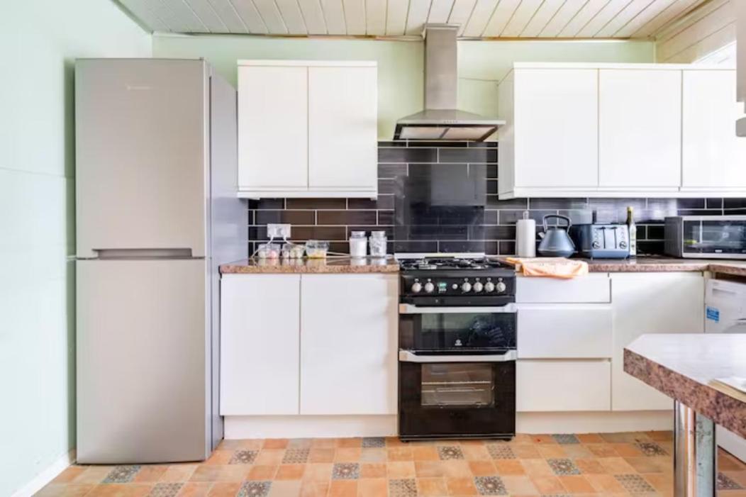 Luton Airport House In Quiet And A Very Pleasant Area, Near London Luton Airport Лутон Экстерьер фото