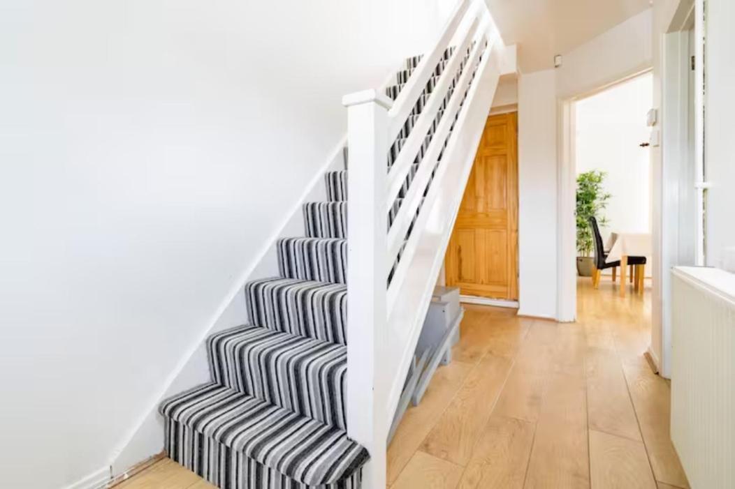Luton Airport House In Quiet And A Very Pleasant Area, Near London Luton Airport Лутон Экстерьер фото