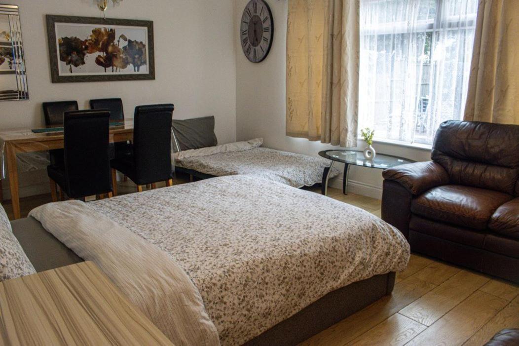 Luton Airport House In Quiet And A Very Pleasant Area, Near London Luton Airport Лутон Номер фото